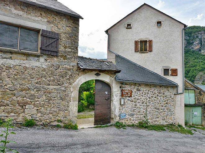 La riviere et la falaise