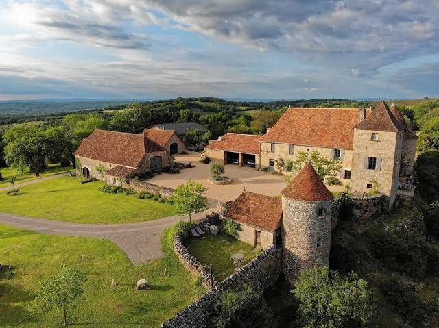 Chateau de cantecor cabane et gite