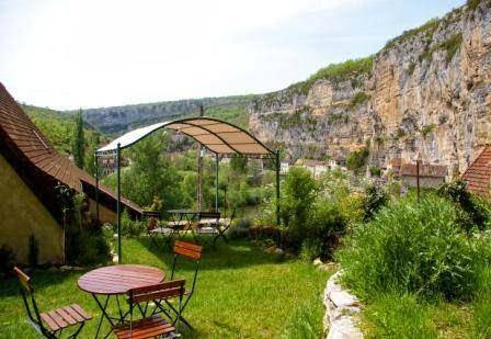 Gites un jardin dans la falaise