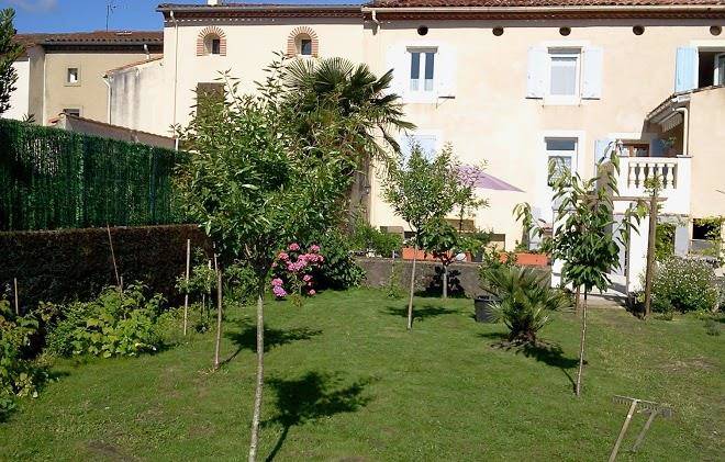 Maison de ville au pied de la montagne noire