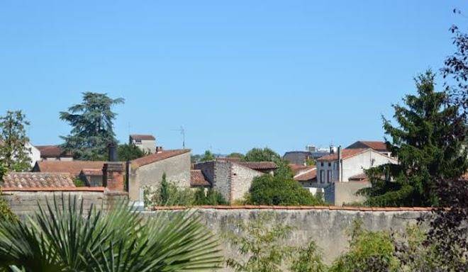 Volets bleus et briques rouges