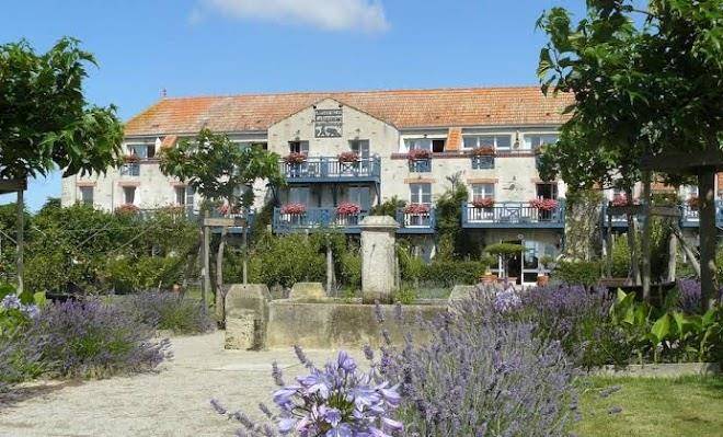 Hotel la fontaine aux bretons
