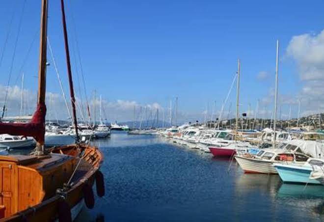 Deux pieces 70 m climatise avec terrasse proximite bord de mer