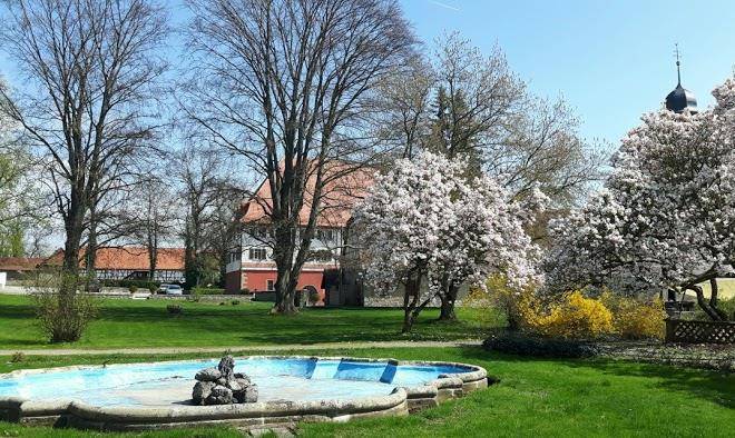 Rotes schloss gastehaus in der bruckenstrase
