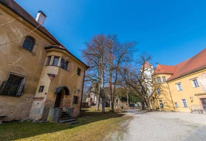 Hotel Schloss Neuburg Image