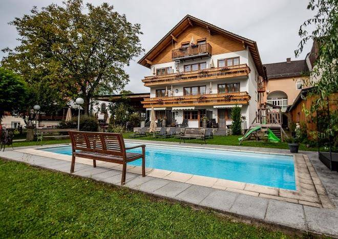 Landgasthof moser & restaurant bootshaus in windorf an der donau