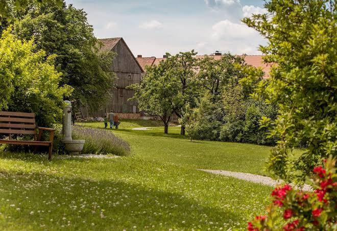 Hollerhofe Zu Gast Im Dorf Image