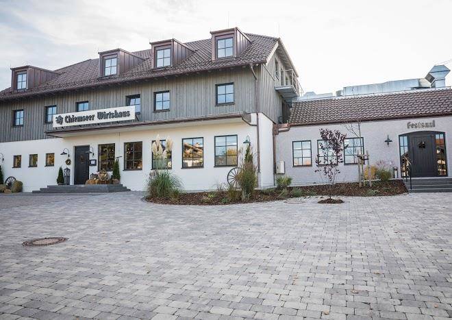 Chiemseer wirtshaus mit biergarten am chiemsee