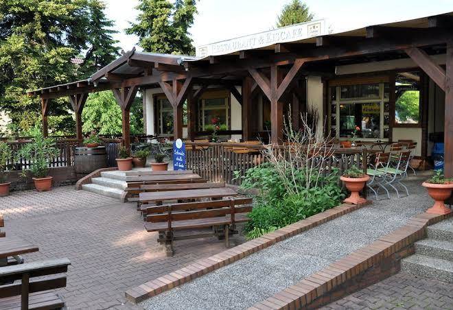 Mini hotel ubernachten im gurkenfass