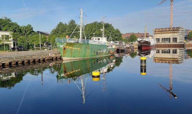 Kanal 77 schlafen im hafen