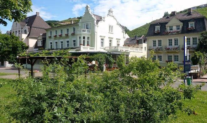 Weingut und hotel schon