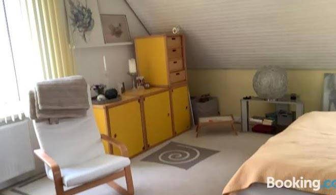 Sonniges zimmer mit balkon