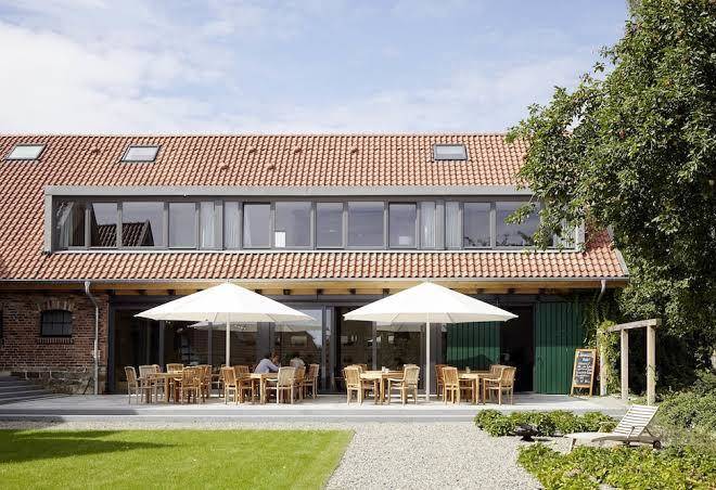 Yard boarding hotel