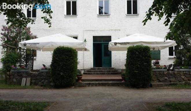 Gaststatte und cafe zum storchennest im gutshaus friedrichsfelde ot