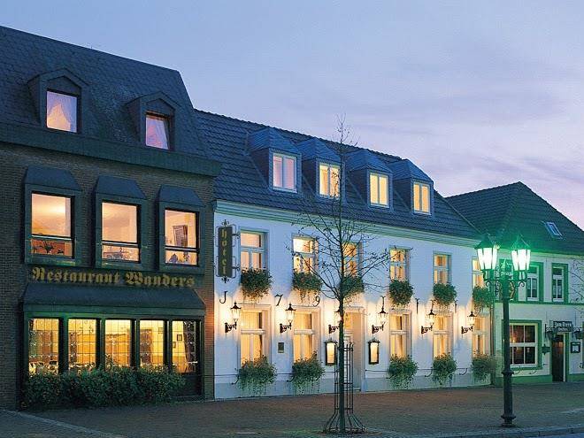 Hotel restaurant wanders