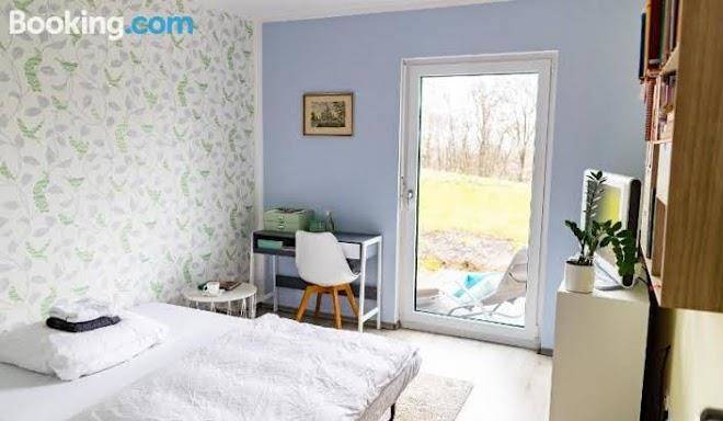 Ein helles zimmer mit schone aussicht ins grune