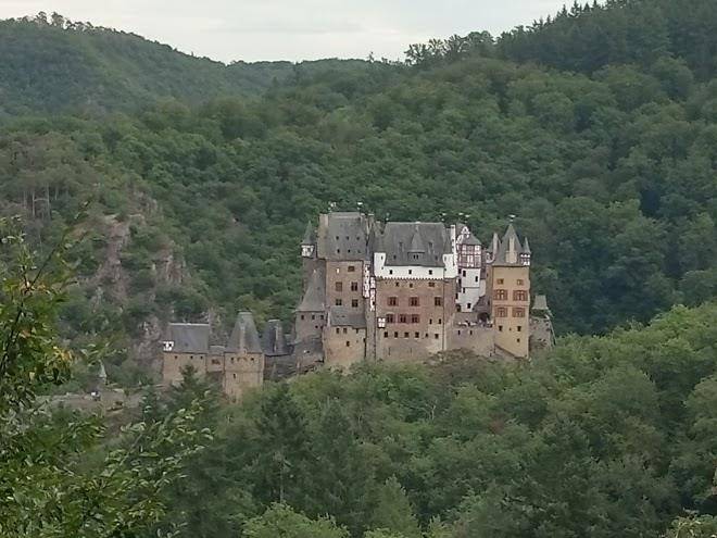 Zur burg eltz