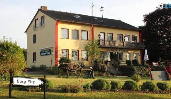 Landhaus vor burg eltz
