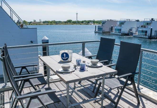 Schwimmendes ferienhaus am pier die ferienhaus agentur