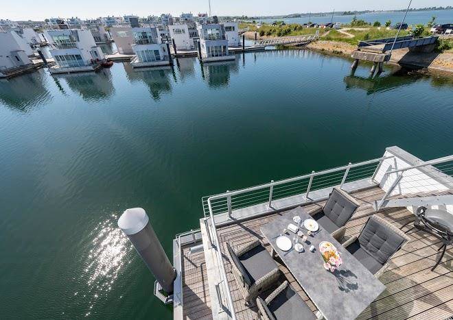 Schwimmendes ferienhaus ankerlicht die ferienhaus agentur