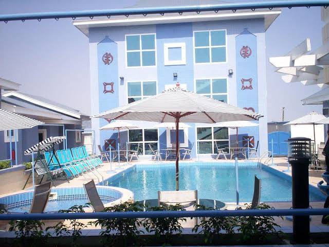 De holiday beach hotel