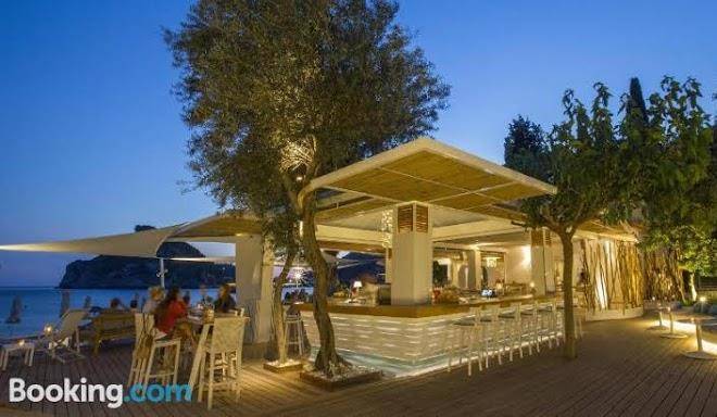 Akrotiri beach