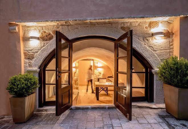 J&g suites crete