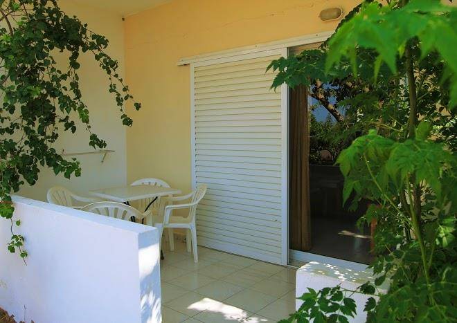 Ledakis studios & taverna