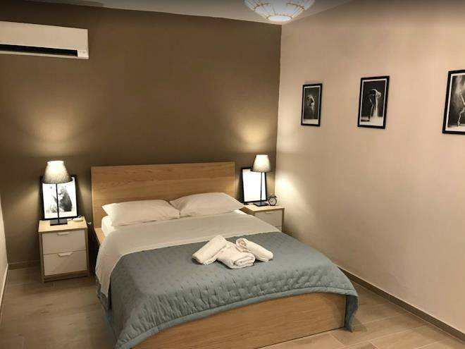 Cozy studio w queen bed a c