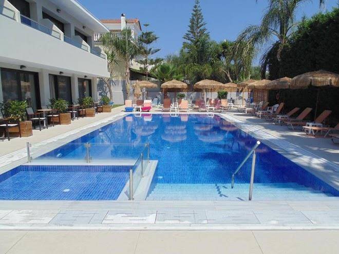 Paradise hotel & bar