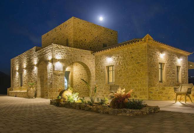 Akrolithi boutique hotel &suites