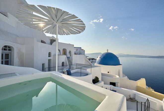Cave suite oia