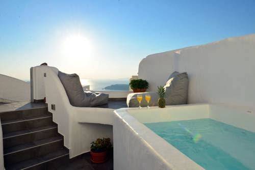 Unique suites santorini