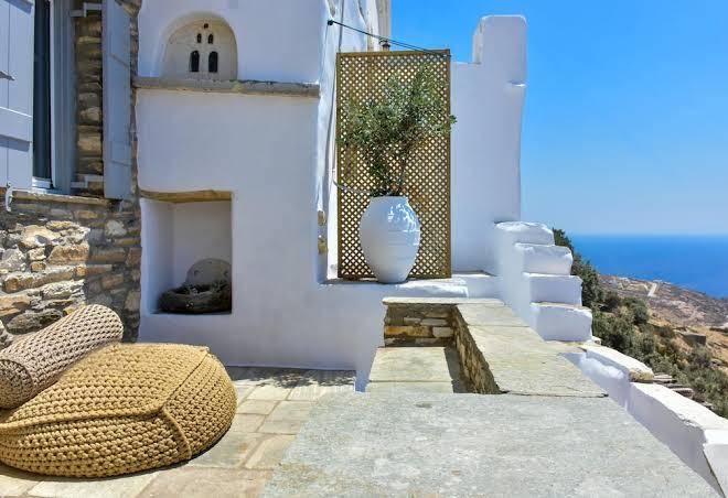 Living theros luxury suites