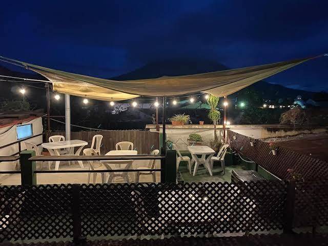 Feathers hotel & lounge
