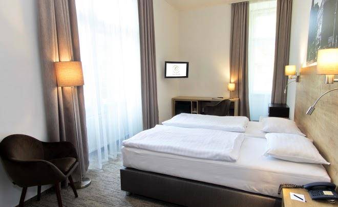 City hotel ring we are open nyitva vagyunk