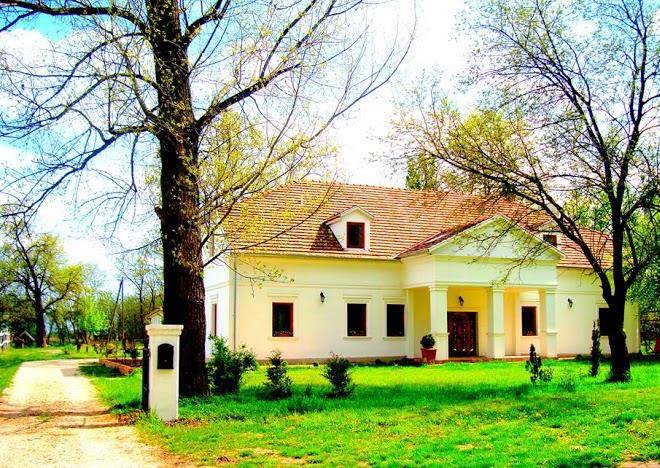 Platanos kuria equestrian mansion