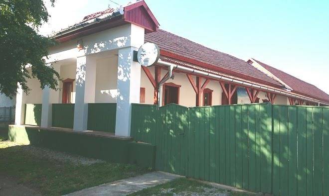 Elmenyfalu szurke gem porta