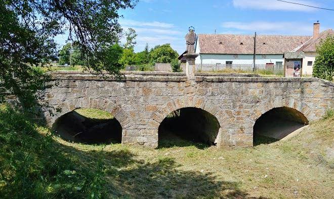 Tired Traveling Hotel And Restaurant Romhany Image