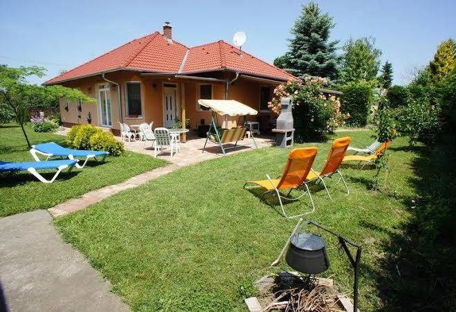 Sunny garden pihenohaz