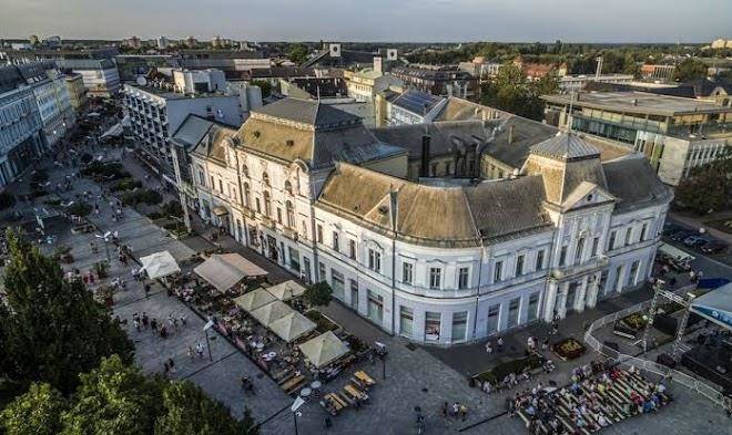 Korona Hotel Es Etterem Image