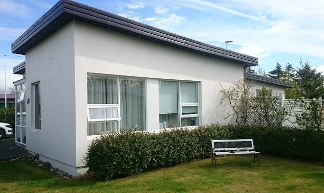 Hvita Husi Kirkjubraut 48 Image