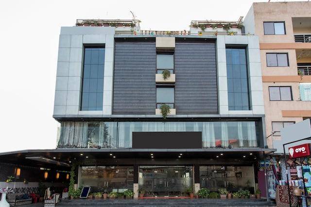Oyo 3892 Hotel Divya Palace Indore