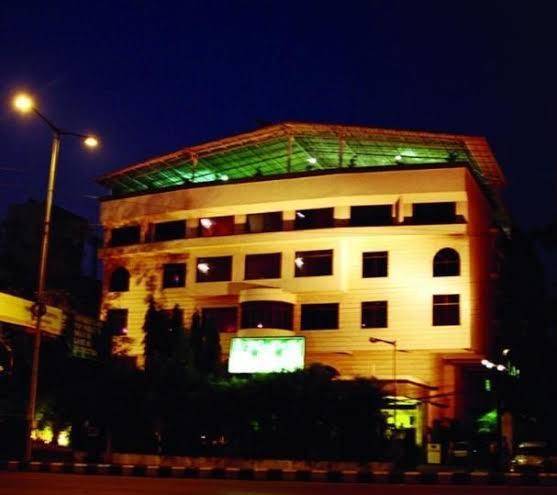 The central court hotel