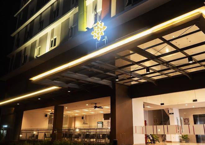Lynn hotel serang