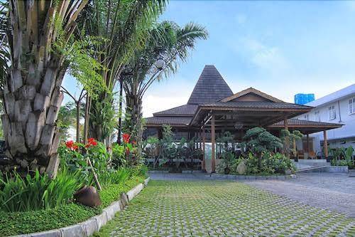 The Gambir Anom Hotel Image