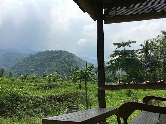 Sitinggil muncul