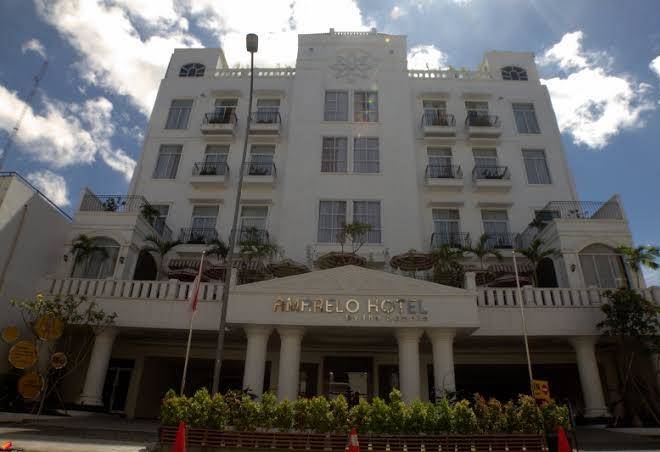 Amarelo hotel solo