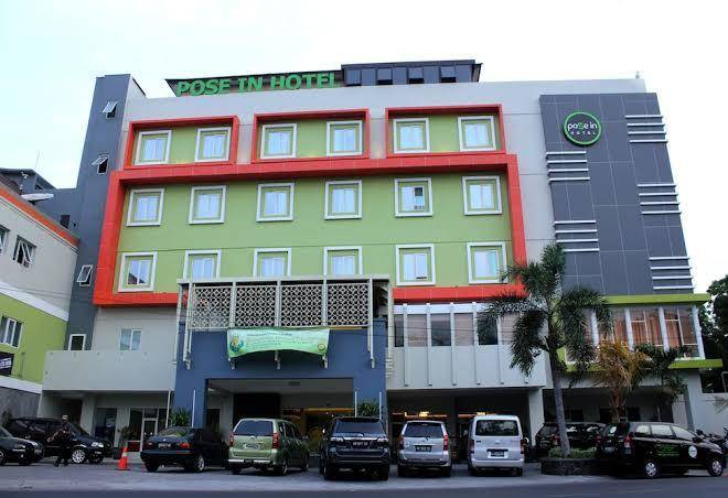 Pose in hotel