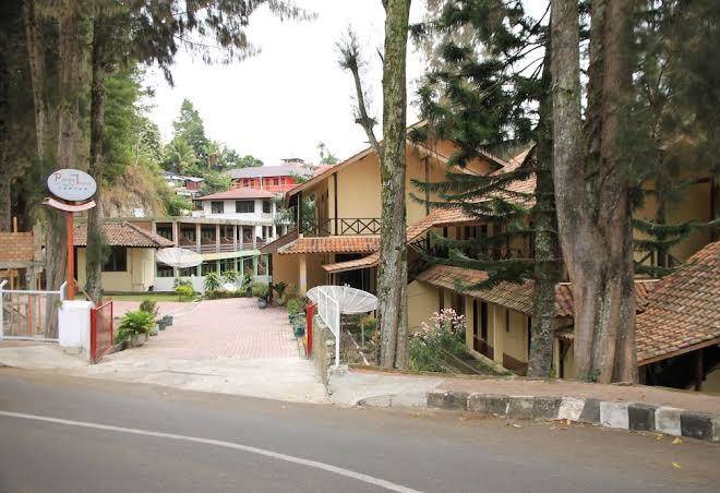 Pandu lake side hotel